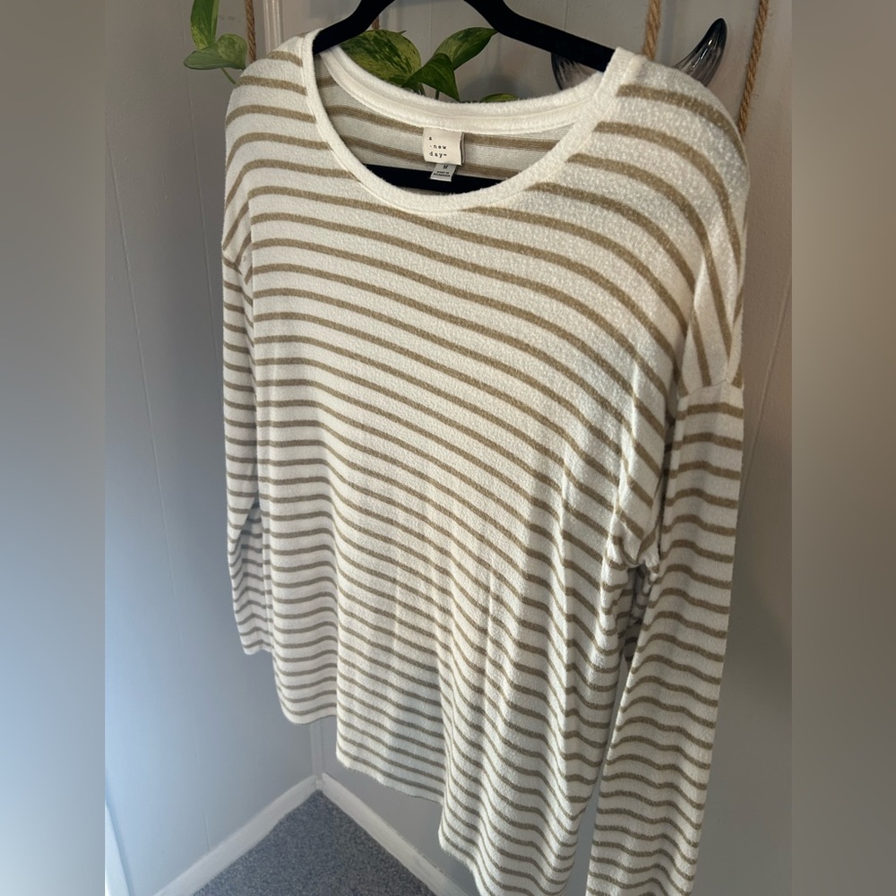 Long sleeve white top with gold stripes